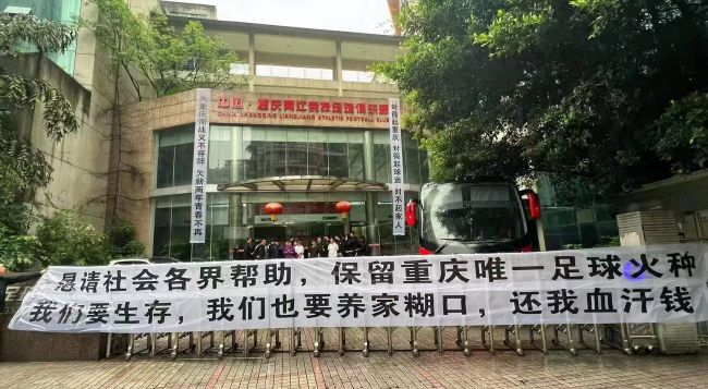 复旦大学附属华山医院感染科主任张文宏也为影片的专业度点赞，他在上海首映礼上表示：;你们把医生的美丽、英武、帅气全拍出来了